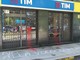 Vernice rossa e scritte contro il negozio Tim di corso Casale