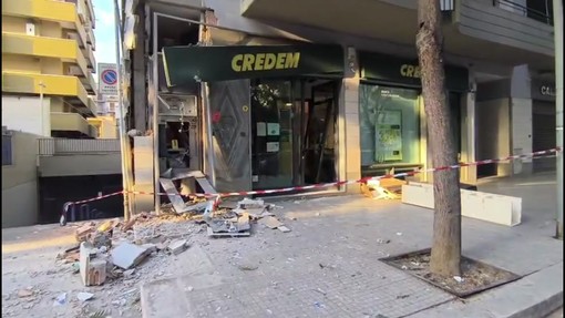 Assalto al bancomat nel foggiano, ladri lo fanno esplodere ma lo trovano vuoto Assalto al bancomat nel foggiano, ladri lo fanno esplodere ma lo trovano vuoto