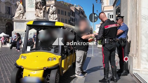 Invasione golf car a Roma, blitz e controlli dei carabinieri nel centro della Capitale Invasione golf car a Roma, blitz e controlli dei carabinieri nel centro della Capitale