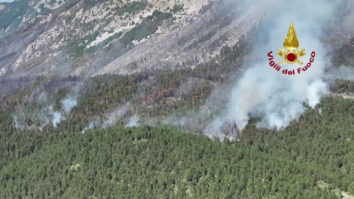 Abruzzo in fiamme, droni e Canadair in azione per spegnere gli incendi
