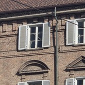 Il vento a 70 km/h spezza una grondaia sopra il Regio