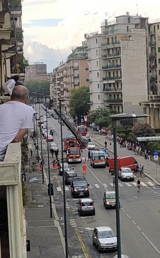 Paura in via Cialdini, chiusa la strada: sul posto vigili del fuoco e ambulanza