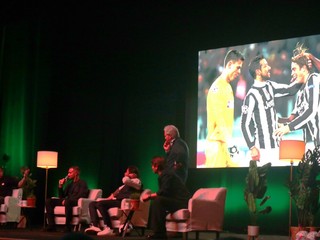 Il calcio si trasferisce sulle assi del palcoscenico