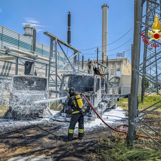 Moncalieri, a fuoco due mezzi pesanti: i pompieri riportano l'area in sicurezza