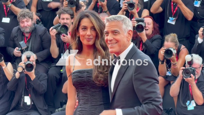 Clooney show sul red carpet di Venezia 83, si siede tra i fotografi e manda i visibilio i fan Clooney show sul red carpet di Venezia 83, si siede tra i fotografi e manda i visibilio i fan