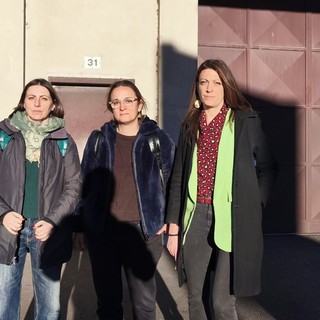 Le consigliere regionali di AVS di fronte al CPR di corso Brunelleschi