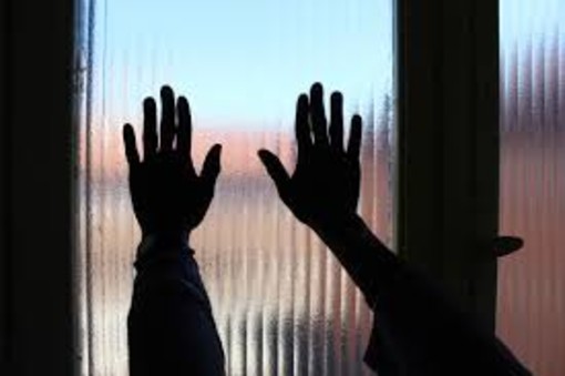 mani appoggiate su un vetro