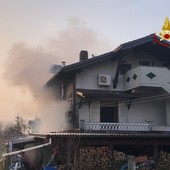 A fuoco una casa di Rivalta nelle prime ore del mattino: vigili del fuoco sul posto per domare l'incendio