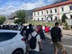 Le persone in attesa, fuori dalla stazione di Bussoleno Le persone in attesa, fuori dalla stazione di Bussoleno
