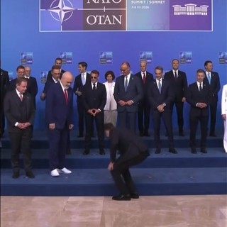 Trump 'boccia' le sneaker di Rama al vertice Nato Trump 'boccia' le sneaker di Rama al vertice Nato