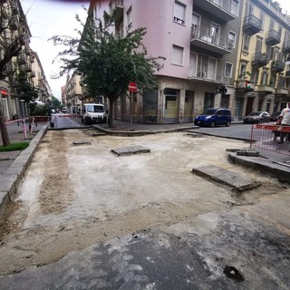 Via Berthollet, partono i lavori: addio a buche e avvallamenti
