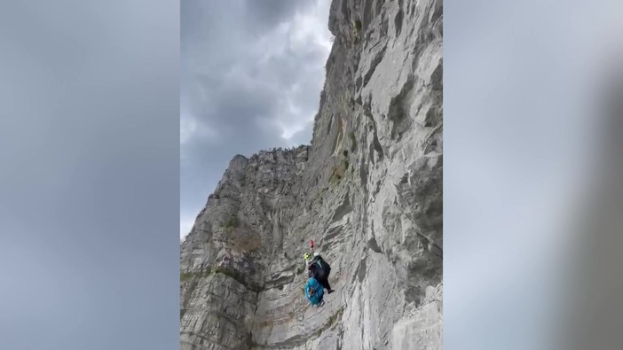 Francia, cade con il parapendio su una parete rocciosa: il soccorso incredibile in elicottero