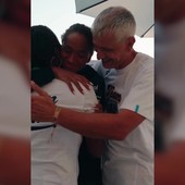 Sara Curtis, l'abbraccio emozionante con i genitori dopo il nuovo record del mondo Sara Curtis, l'abbraccio emozionante con i genitori dopo il nuovo record del mondo