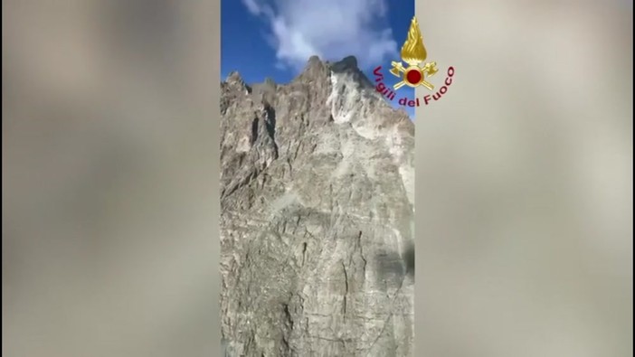 Frana si stacca dal Monviso, le immagini del sorvolo dei vigili del fuoco dopo il crollo Frana si stacca dal Monviso, le immagini del sorvolo dei vigili del fuoco dopo il crollo