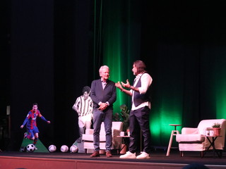 Il calcio si trasferisce sulle assi del palcoscenico