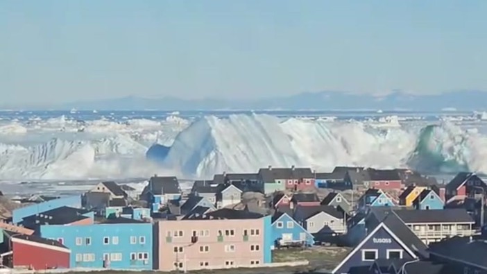 Grosso iceberg si spezza e si capovolge davanti alle coste della Groenlandia