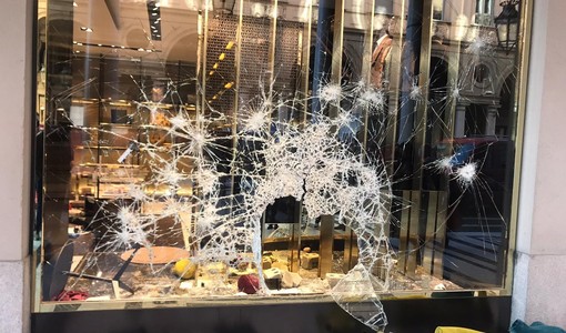 Una vetrina vandalizzata dopo gli scontri avvenuti in centro a Torino