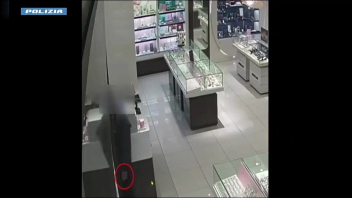 Rapina con pistola in una gioielleria a Firenze, il video delle minacce a un dipendente e la fuga con oltre 100mila euro