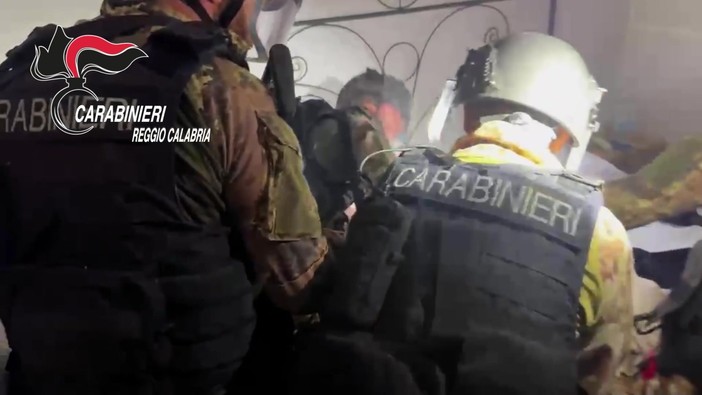 'Ndrangheta, latitante si nascondeva in un villaggio turistico - Il video della cattura 'Ndrangheta, latitante si nascondeva in un villaggio turistico - Il video della cattura
