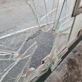 Vandali in azione ad Orbassano, distrutta la pensilina del bus in circonvallazione