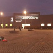 Vandali in azione fuori dall'Esselunga di Moncalieri: bici rovinate