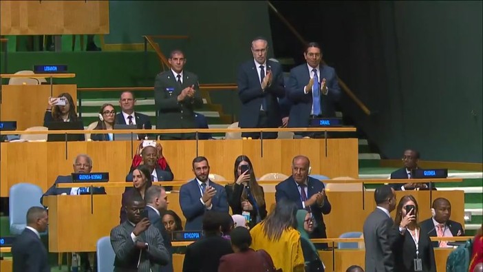 Netanyahu parla all'Onu e assemblea si svuota: "Codardi, andatevene"