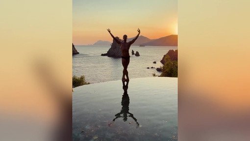Roberto Bolle, l'incanto della danza al tramonto alle isole Li Galli