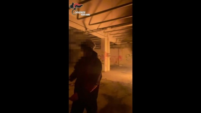Fabbricavano molotov e le testavano in un capannone, perquisizioni e sequestri a quattro giovanissimi Fabbricavano molotov e le testavano in un capannone, perquisizioni e sequestri a quattro giovanissimi