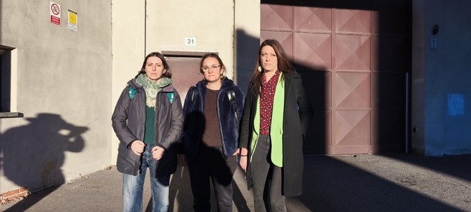 Le consigliere regionali di AVS di fronte al CPR di corso Brunelleschi