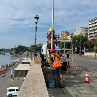 Operai al lavoro per l'installazione della videocamera