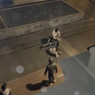 Rissa alla fermata della metro: “Scene di ordinaria follia in città”