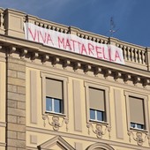 Scontro tra Meloni ed il Presidente. In piazza San Carlo striscione &quot;Viva Mattarella&quot;
