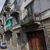 Blitz anti-droga nel condominio d’Aurora covo di spaccio e irregolari: due arresti