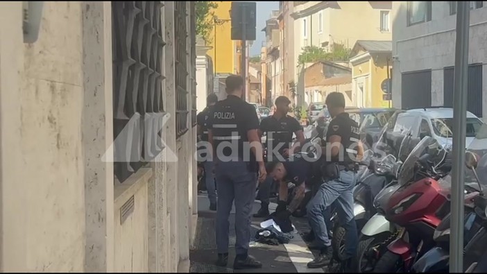 Zaino abbandonato davanti all'Adnkronos, scatta l'allarme bomba Zaino abbandonato davanti all'Adnkronos, scatta l'allarme bomba