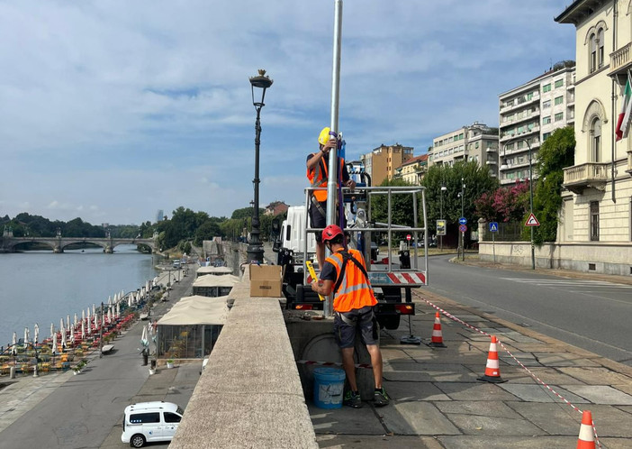 Operai al lavoro per l'installazione della videocamera