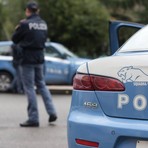Fuga tra la folla e un passante aggredito per il bottino: la polizia arresta un cinquantottenne Fuga tra la folla e un passante aggredito per il bottino: la polizia arresta un cinquantottenne