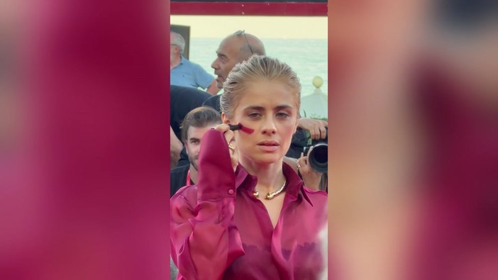 Venezia 83, Greta Scarano sul red carpet con il segno rosso contro la violenza sulle donne Venezia 83, Greta Scarano sul red carpet con il segno rosso contro la violenza sulle donne