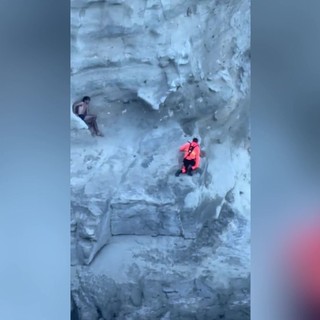 Si arrampica sulla scogliera e resta bloccato, l'intervento dei soccorsi a Bacoli