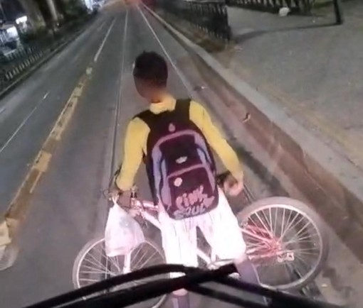 Insulti e lancio di oggetti contro il tram della linea 4, l’autista: “Episodi come questo sempre più frequenti”