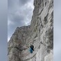 Francia, cade con il parapendio su una parete rocciosa: il soccorso incredibile in elicottero