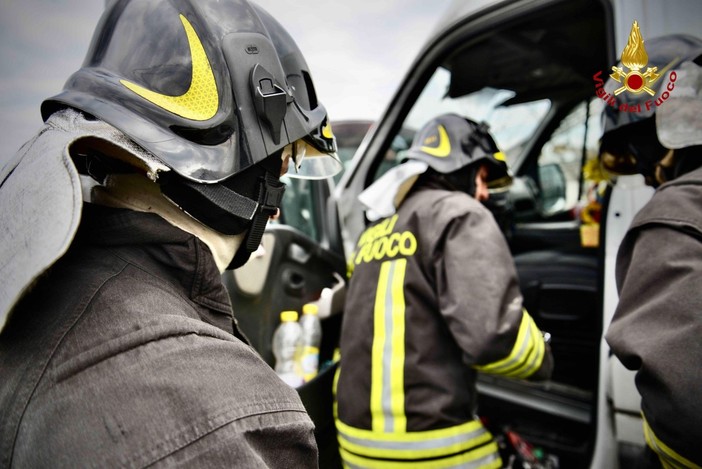 Fuoco in un alloggio a Lingotto, evacuato lo stabile: nessun ferito