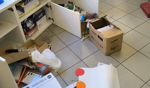 Portati via computer, telefoni ed altro materiale