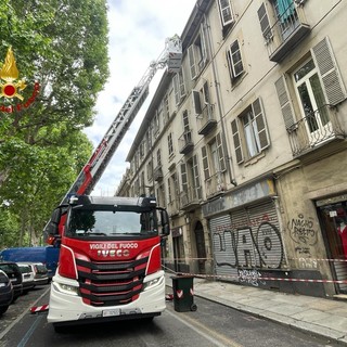 I pompieri mettono in sicurezza il cornicione di un edificio