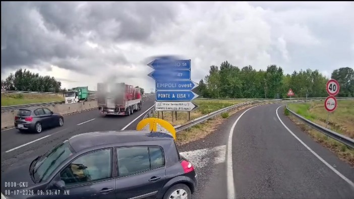 Paura sulla Firenze-Pisa-Livorno, auto accede contromano ma un camionista evita il peggio Paura sulla Firenze-Pisa-Livorno, auto accede contromano ma un camionista evita il peggio