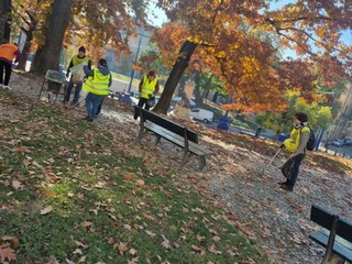 I volontari mentre puliscono i giardini del centro di Torino