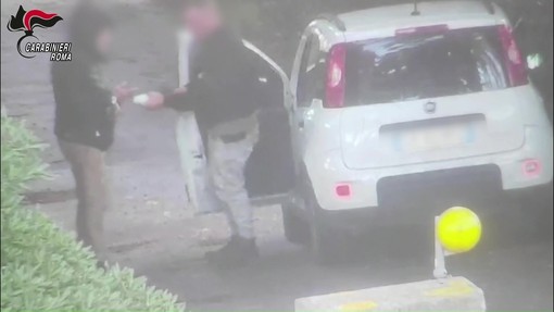 Droga nei doppi fondi delle auto e depositi in casa, a Roma maxi traffico con Sudamerica Droga nei doppi fondi delle auto e depositi in casa, a Roma maxi traffico con Sudamerica