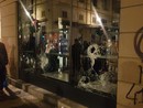 La vetrina di un negozio infranta durante durante il corteo pro Alfredo Cospito