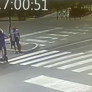 In monopattino derubano un anziano in via Stradella (estratto dal video della Polizia) In monopattino derubano un anziano in via Stradella (estratto dal video della Polizia)