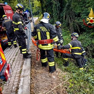 Auto precipita lungo una scarpata : Vigili del fuoco in azione a Baldissero