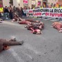 Cortei a Roma, donne 'morte' a terra per raccontare il massacro di Gaza Cortei a Roma, donne 'morte' a terra per raccontare il massacro di Gaza